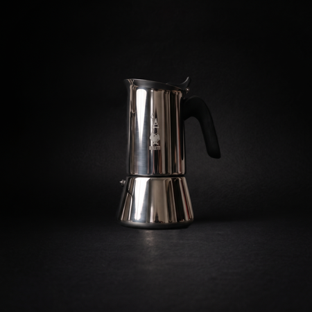 Bialetti Venus Espressokocher aus Edelstahl mit schwarzem Griff und Schraubverschluss, für aromatischen Kaffee.
