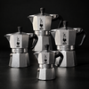 Bialetti Moka Express Espressokocher aus Edelstahl mit schwarzem Griff, für aromatischen Kaffee auf Herdplatte.