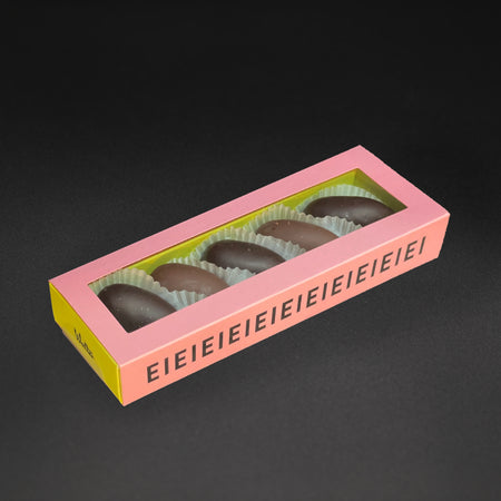 Handgemachte Ostereier von Walter Confiserie, Nougat oder Marzipan, schön verziert als Geschenk, detailreiche Schokoladen- und Zuckerfiguren