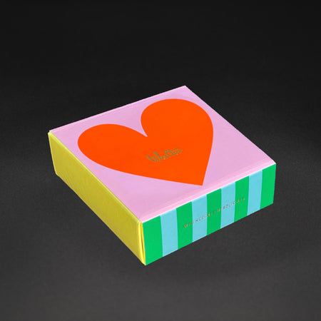 Geschenkpackung "Was Kleines Herzliches" von Walter Confiserie, liebevoll verpacktes Geschenk mit Süßigkeiten.