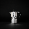 Bialetti Moka Express Espressokocher aus Edelstahl mit Griff, für Kaffeezubereitung auf dem Herd, auf einem Küchenhintergrund.