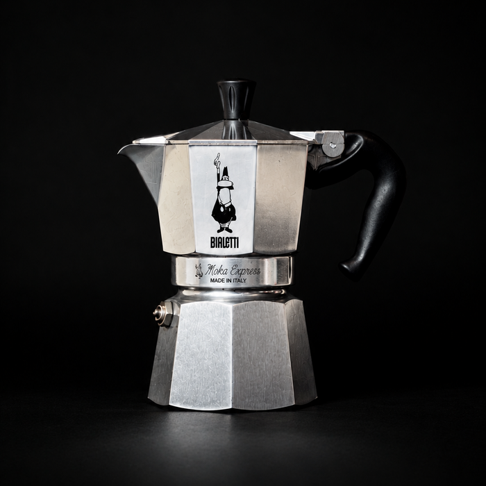 Bialetti Moka Express Espressokocher aus Edelstahl mit schwarzen Griff, auf einer weißen Oberfläche.